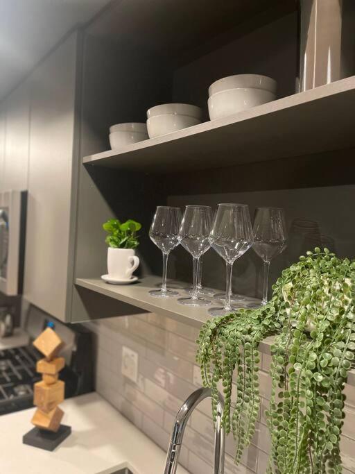 Luxury Modern And Bright In Hollywood 2br 2ba- 5215
